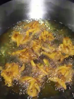 A picture of Crispy potato pakore.