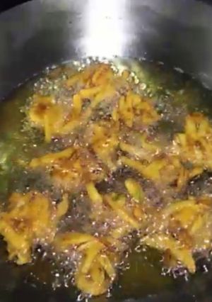 A picture of Crispy potato pakore.