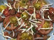 Una foto de ensalada de verano y frescas