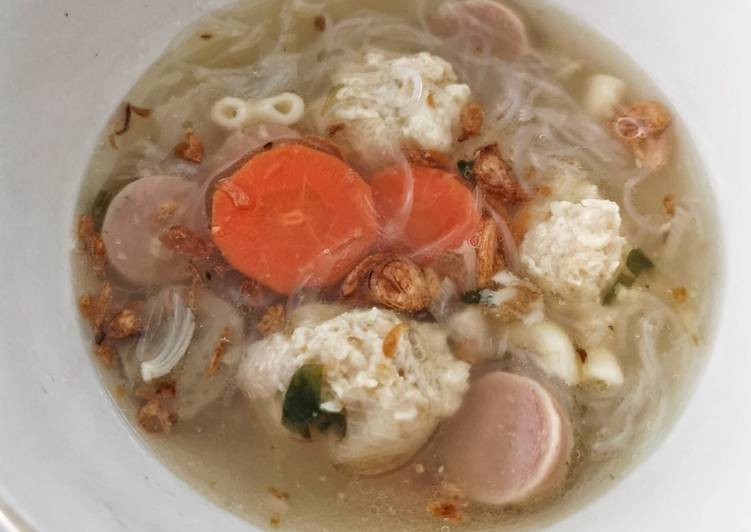 Langkah Mudah untuk Menyiapkan Sup Bola Ayam Bakso Sosis yang Menggugah Selera
