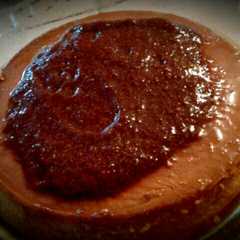 Una foto de Flan de la Abuela con mermelada de fresa