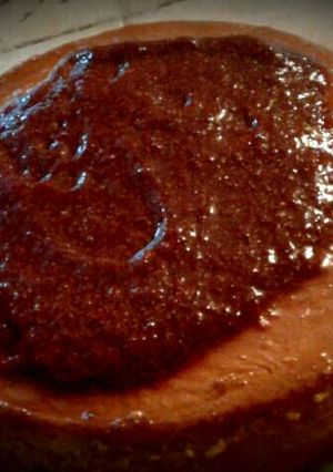 Una foto de Flan de la Abuela con mermelada de fresa