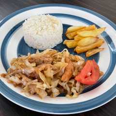 Una foto de Saltado de repollo (col) con pollo
