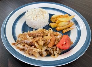 Una foto de Saltado de repollo (col) con pollo