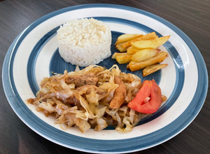 Una foto de Saltado de repollo (col) con pollo