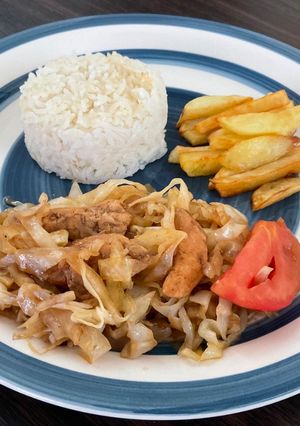 Una foto de Saltado de repollo (col) con pollo