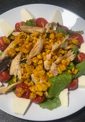 Una foto de Ensalada de pollo, maíz y queso fresco
