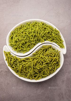 પાલક સેવ (Palak Sev Recipe In Gujarati) રેસીપી મુખ્ય ફોટો