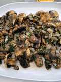 Champignons de Paris sautés à l’ail, oignon doux et coriandre fraîche