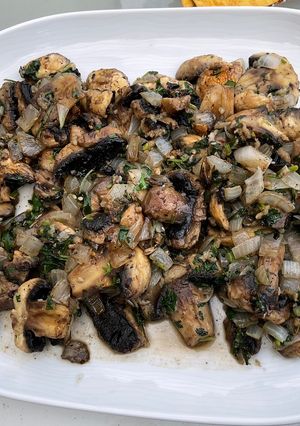 Une photo de Champignons de Paris sautés à l’ail, oignon doux et coriandre fraîche