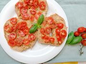 Una foto di bruschetta al pomodoro