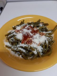 Una foto de Chauchas con salsa