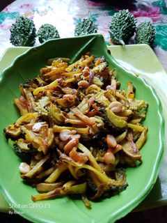 করলা আলু ভাজা (korola alu bhaja recipe in Bengali) রেসিপির প্রধান ছবি
