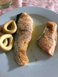 Una foto de Salmón fresco con mandarina