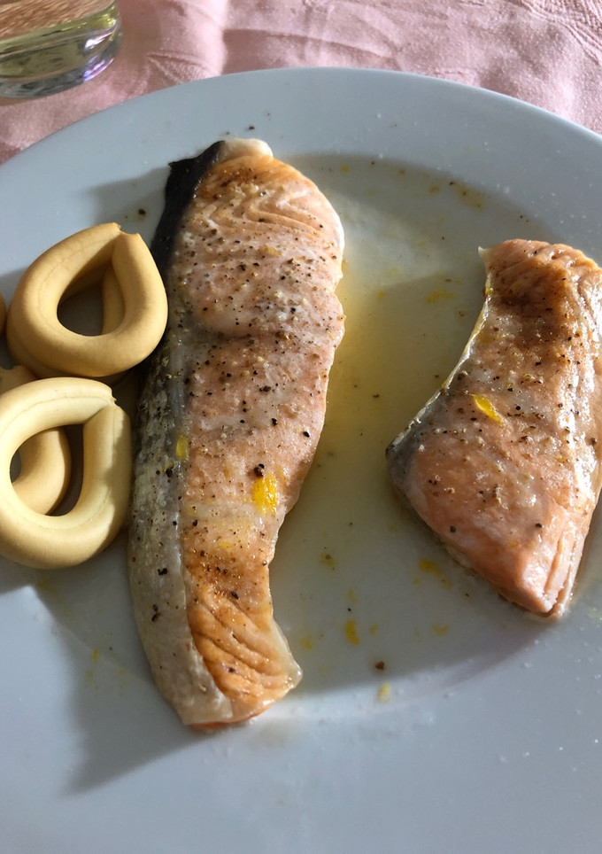 Una foto de Salmón fresco con mandarina