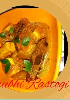 A picture of Spicy Gravy with Paneer onion.