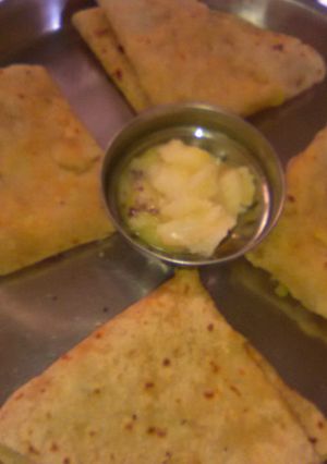 A picture of Shahi paratha of potato.