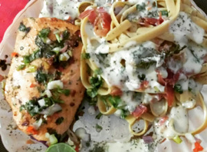 Una foto de Rose salmón con fettuccine en salsa blanca