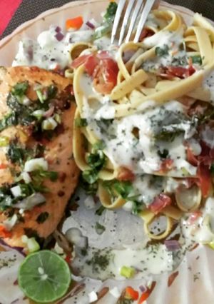 Una foto de Rose salmón con fettuccine en salsa blanca