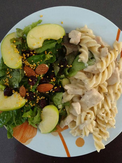 Una foto de Pasta Alfredo con trozos de pollo