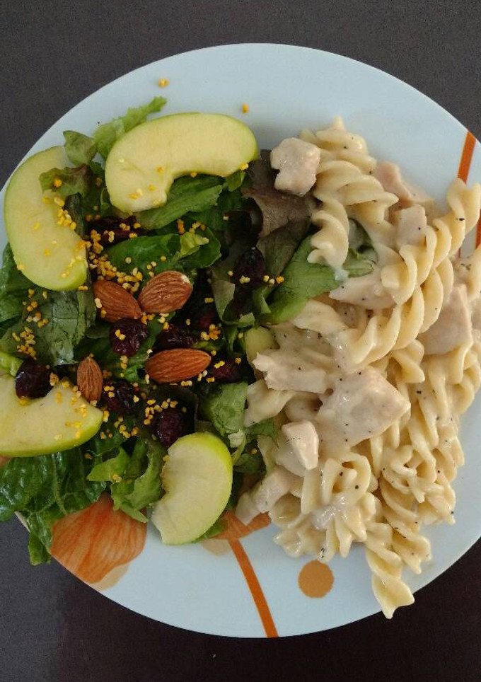 Una foto de Pasta Alfredo con trozos de pollo