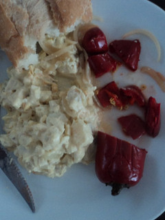 Una foto de Ensalada de papa, huevo cocido, cebolla, dados de queso de puerco y cacahuate con mayonesa de chiles