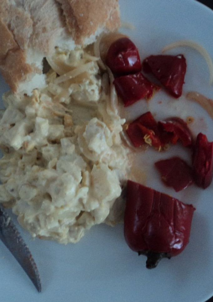 Una foto de Ensalada de papa, huevo cocido, cebolla, dados de queso de puerco y cacahuate con mayonesa de chiles