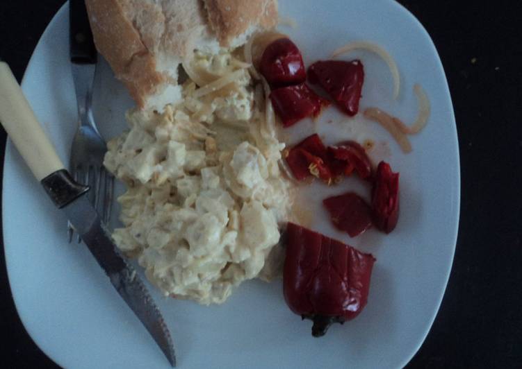 Ensalada de papa, huevo cocido, cebolla, dados de queso de puerco y cacahuate con mayonesa de chiles