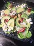 Ensalada de aguacate con mejillones