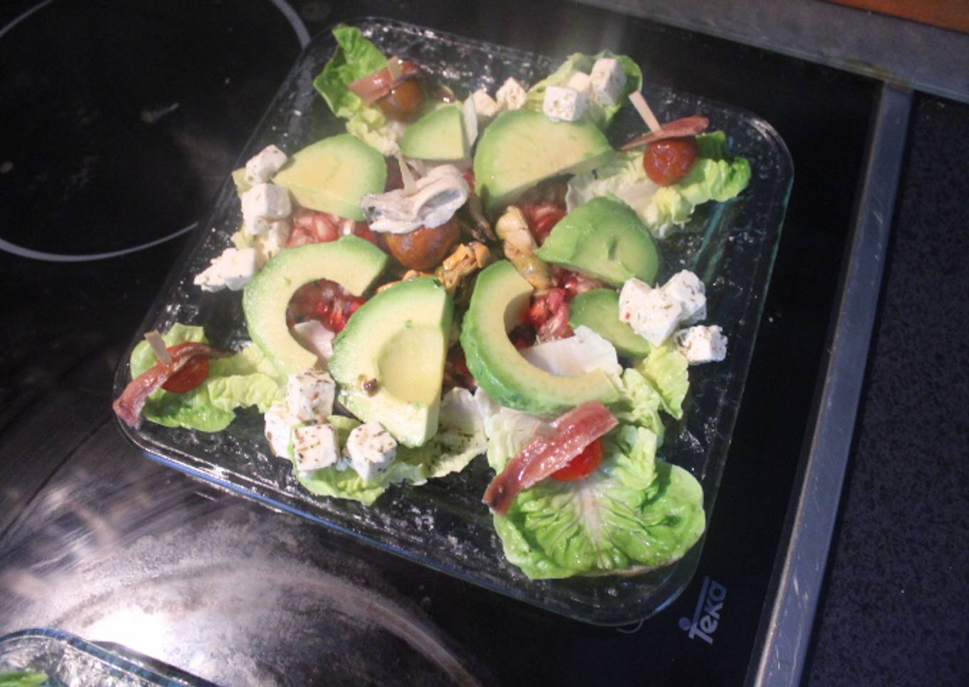 Ensalada de aguacate con mejillones