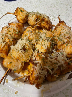 A picture of Garlic Parmesan chicken skewers.