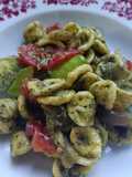 Orecchiette con chalotas, tomate, calabacín y pesto de albahaca