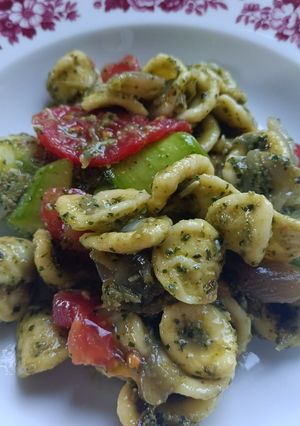 Una foto de Orecchiette con chalotas, tomate, calabacín y pesto de albahaca