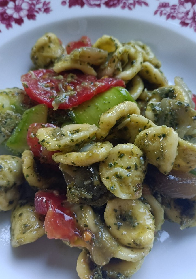 Una foto de Orecchiette con chalotas, tomate, calabacín y pesto de albahaca