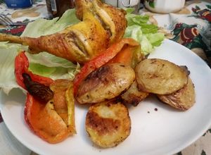 Una foto de Pollo al horno con sazón de ají panca