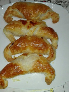 Una foto de Cruasanes de hojaldre rellenos de jamon york y queso