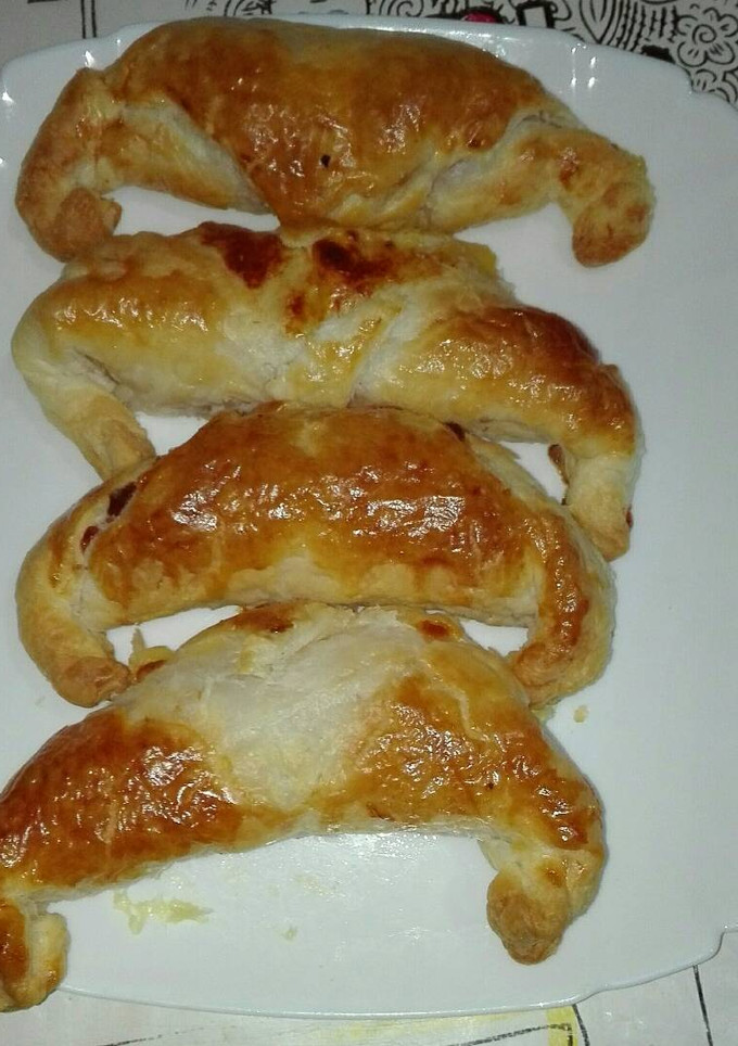 Una foto de Cruasanes de hojaldre rellenos de jamon york y queso 