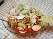 Una foto de espinazo de puerco con verdura