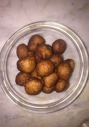 A picture of Banana fritters or banana balls.