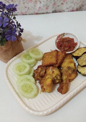 Foto resep Ayam & tempe goreng bumbu kuning sambal terasi mentah