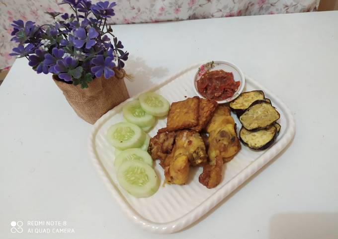 Ayam & tempe goreng bumbu kuning sambal terasi mentah