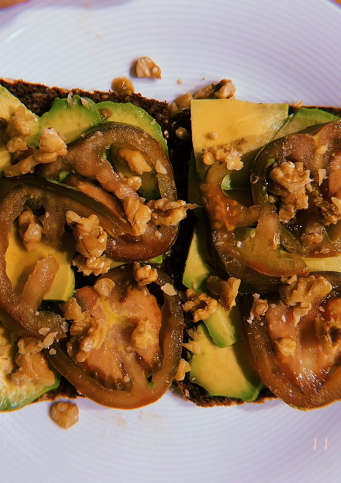 Una foto de Tostadas de aguacate