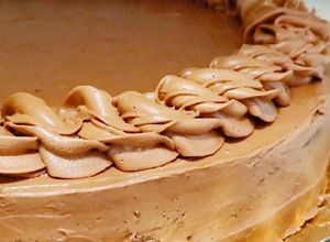 Foto principal de Tarta de chocolate, pera y cobertura chocolate cheesecream 🍫🍐
