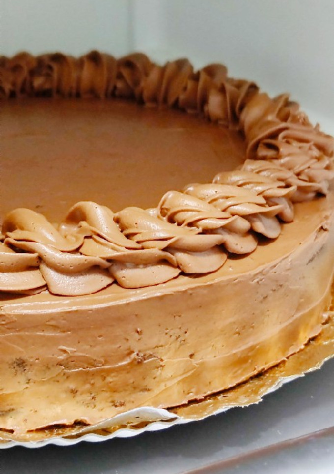 Una foto de Tarta de chocolate, pera y cobertura chocolate cheesecream 🍫🍐
