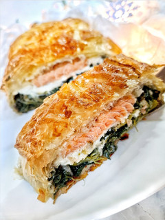 Una foto de Rollo de pasta filo relleno de salmón y espinacas