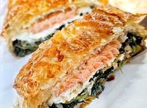 Foto principal de Rollo de pasta filo relleno de salmón y espinacas