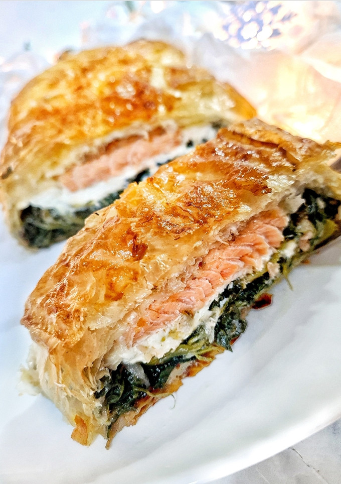 Una foto de Rollo de pasta filo relleno de salmón y espinacas