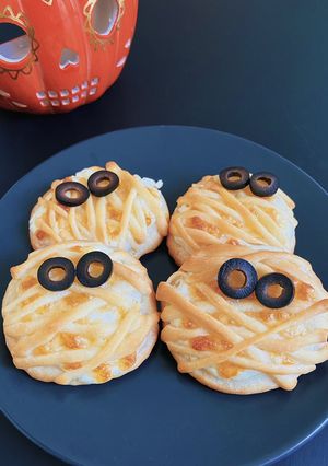 Une photo de Pizzas momies au fromage 🎃