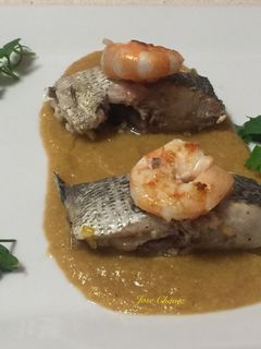 Una foto de Sargo con crema de Mejillones y Langostinos