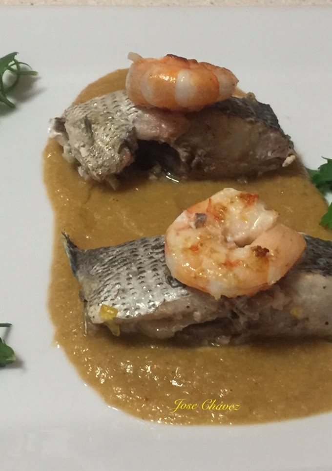 Una foto de Sargo con crema de Mejillones y Langostinos